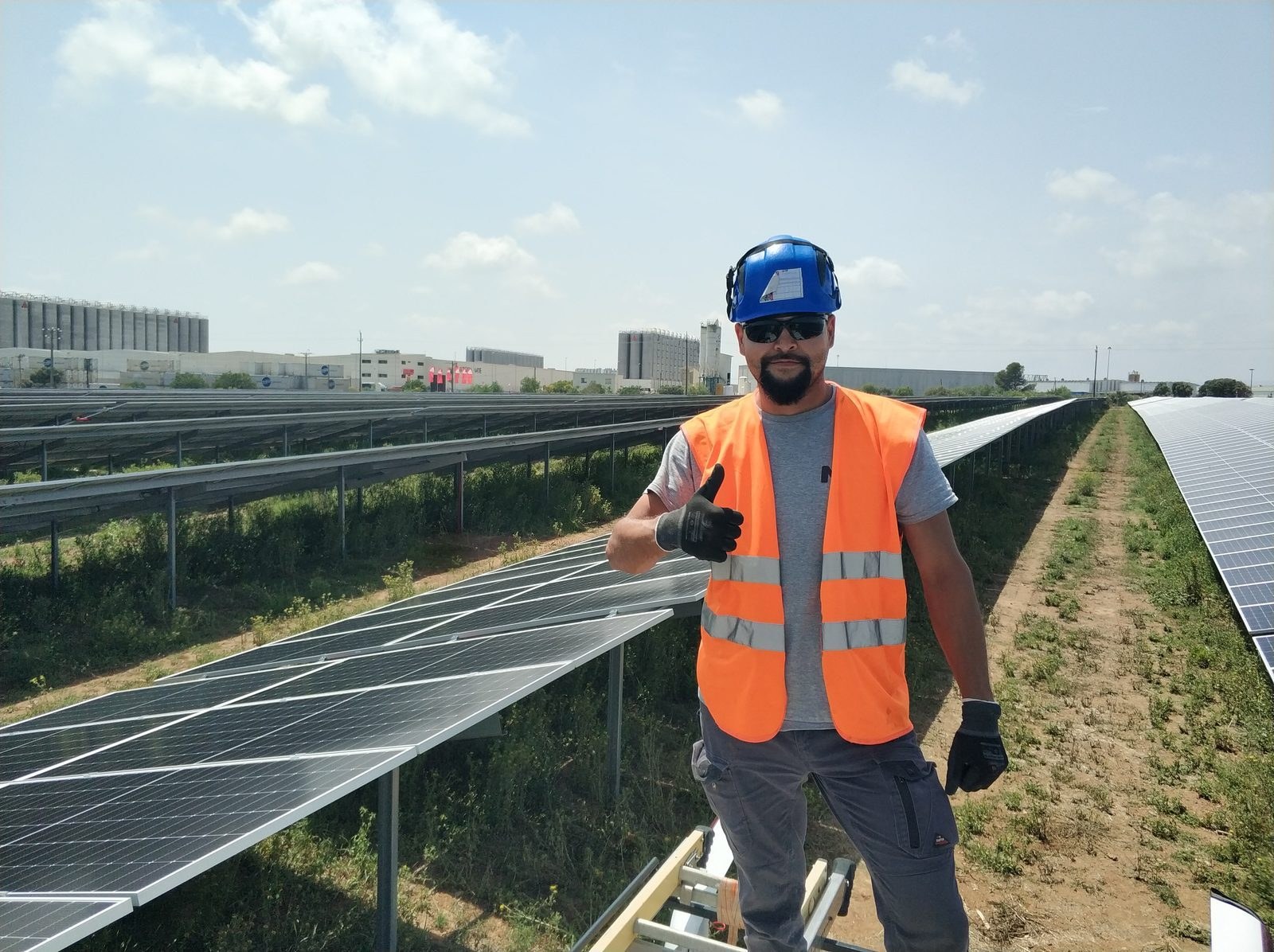 Equipo Futurlum en campo solar