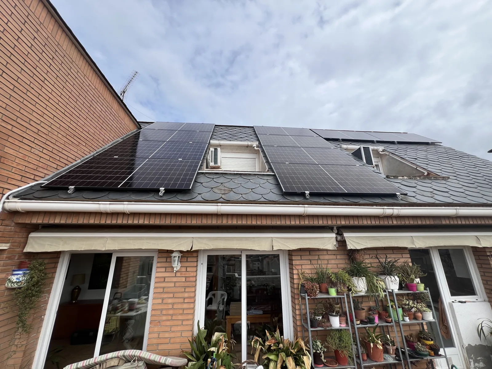 Diez paneles instalados en la cubierta de pizarra de una vivienda de Rubí