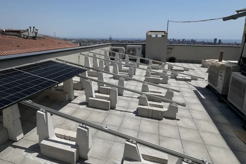 Montaje de las estructuras de soporte para los paneles en una comunidad de Barcelona