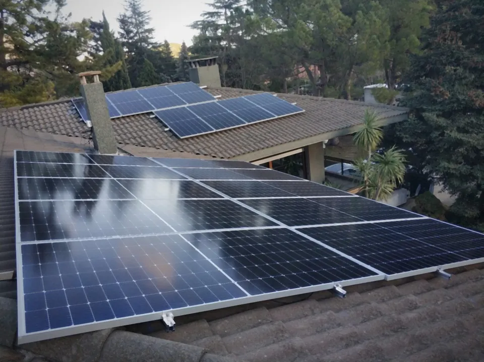 Paneles solares instalados en una cubierta inclinada