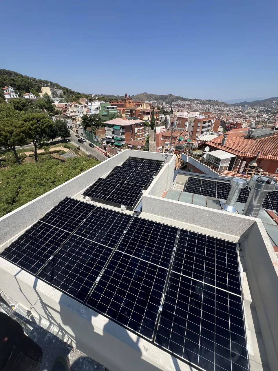 Paneles instalados en la cubierta de una comunidad de Barcelona