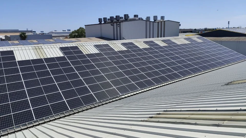 Paneles solares instalados sobre la cubierta de un edificio comercial
