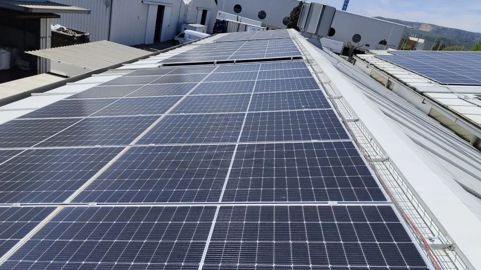 Detalle de módulos solares sobre una estructura de cubierta