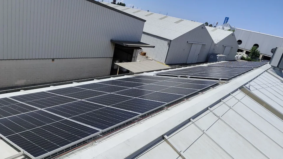 Paneles solares sobre una cubierta industrial